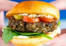 Looking for a healthy alternative to the classic hamburger? Try this homemade veggie burger recipe and eat healthy!